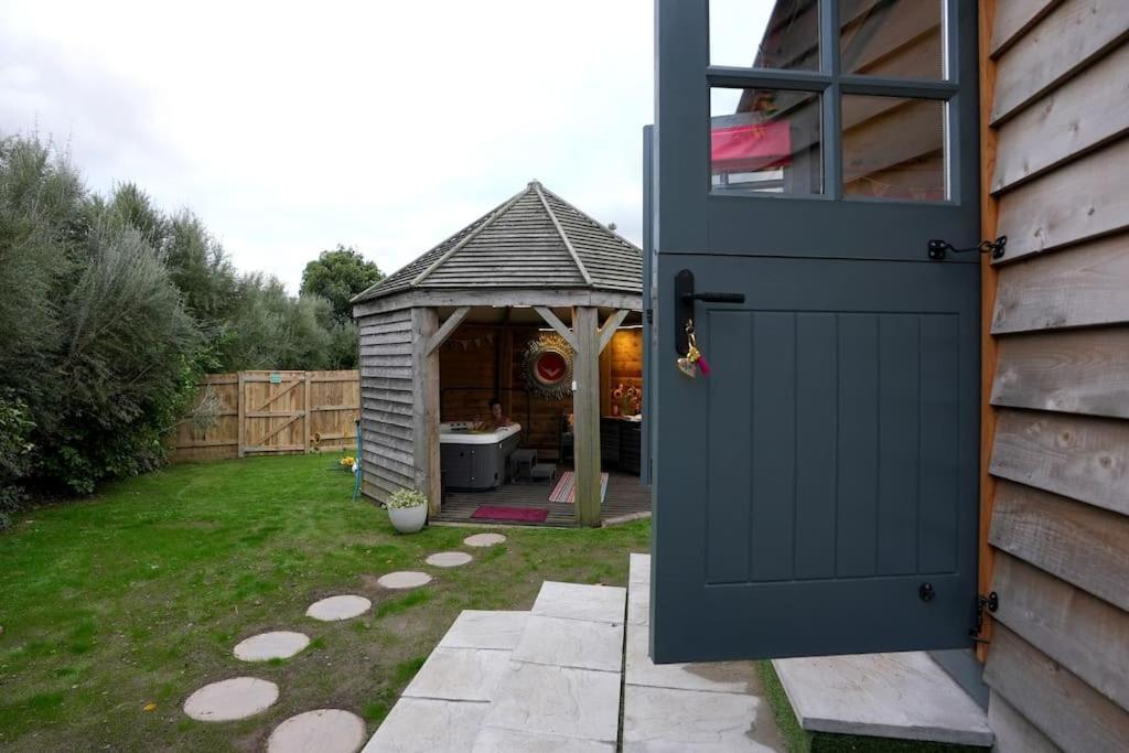 Romantic Retreat - Luxury Shepherds Hut + Hot Tub! Camborne Zewnętrze zdjęcie