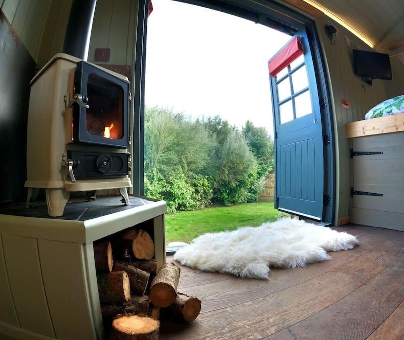 Romantic Retreat - Luxury Shepherds Hut + Hot Tub! Camborne Zewnętrze zdjęcie