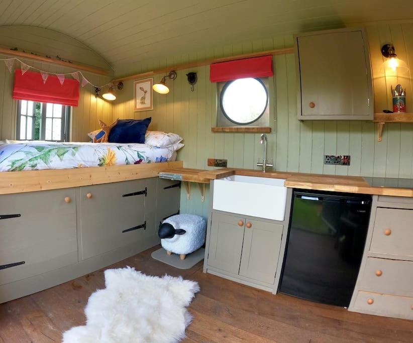 Romantic Retreat - Luxury Shepherds Hut + Hot Tub! Camborne Zewnętrze zdjęcie