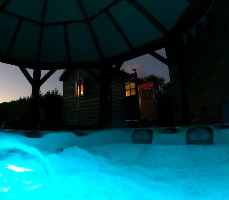 Romantic Retreat - Luxury Shepherds Hut + Hot Tub! Camborne Zewnętrze zdjęcie