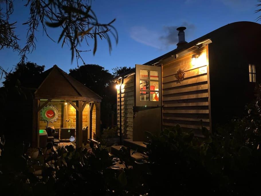 Romantic Retreat - Luxury Shepherds Hut + Hot Tub! Camborne Zewnętrze zdjęcie