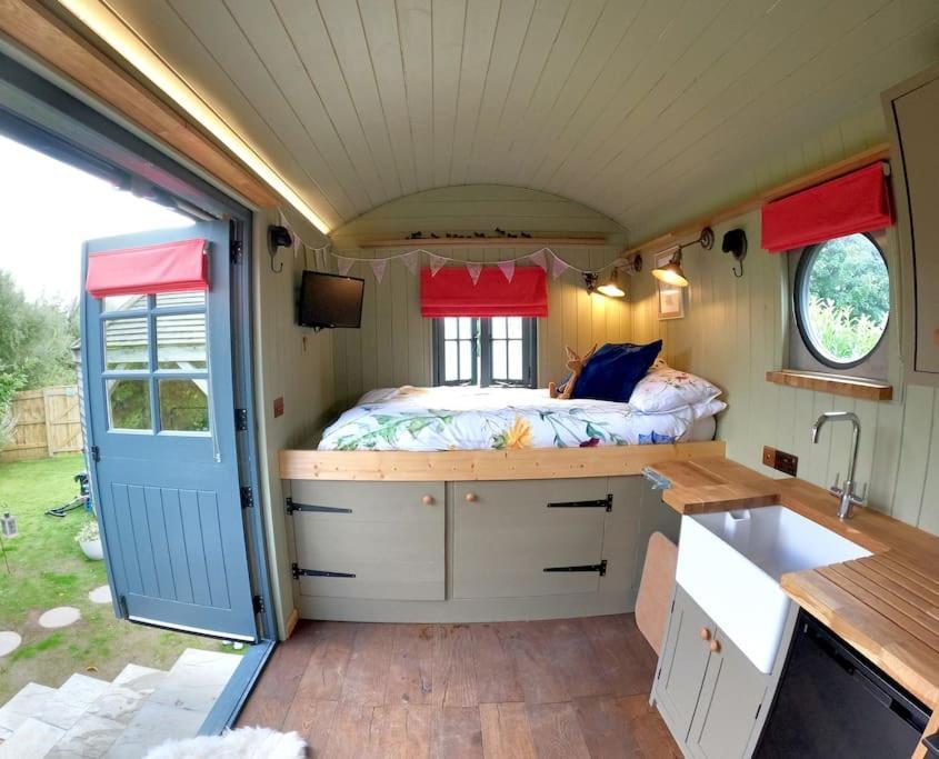Romantic Retreat - Luxury Shepherds Hut + Hot Tub! Camborne Zewnętrze zdjęcie