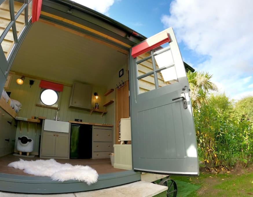 Romantic Retreat - Luxury Shepherds Hut + Hot Tub! Camborne Zewnętrze zdjęcie