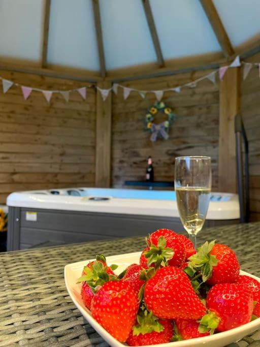 Romantic Retreat - Luxury Shepherds Hut + Hot Tub! Camborne Zewnętrze zdjęcie
